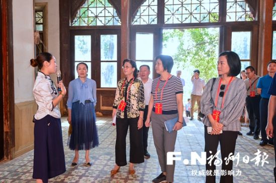 代表们视察采峰别墅修缮情况。 代表们视察采峰别墅修缮情况。