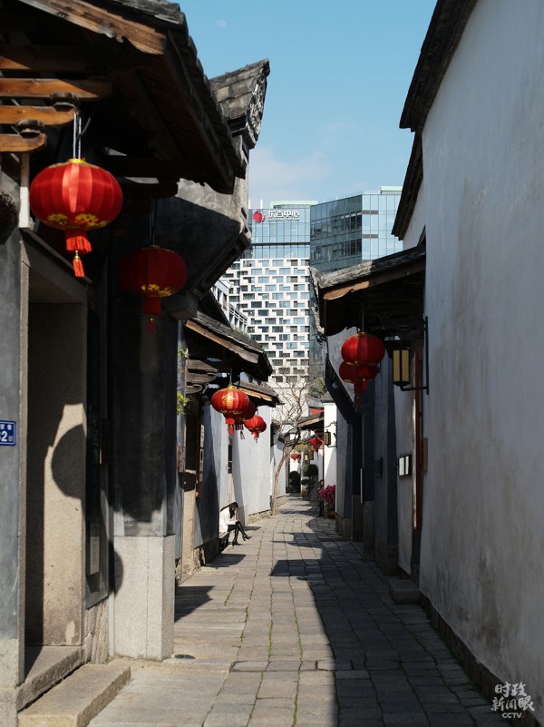 △走进郎官巷,可以看到街区外的高楼,新旧建筑风格交相辉映。(总台央视记者彭汉明拍摄)